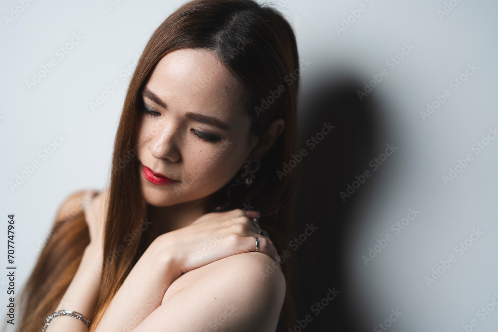 Naklejka premium ロングヘアの女性
