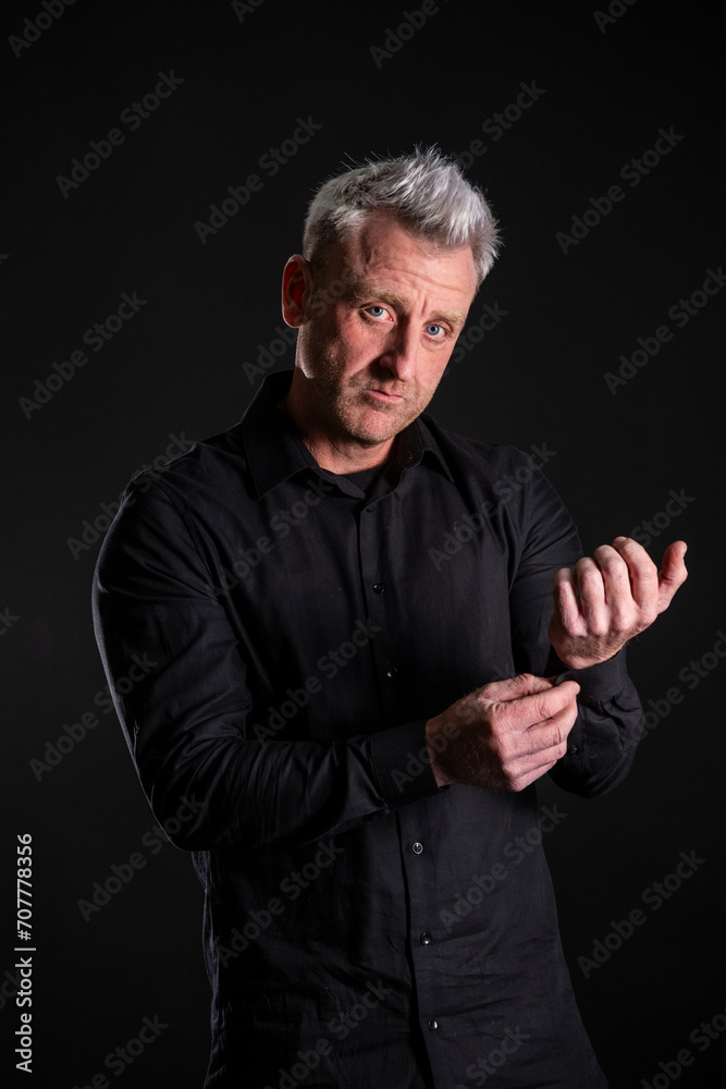 Hombre elegante cerrando los botones de la manga de la camisa