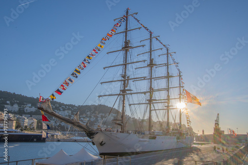 Superbe 4 mâts péruvien amarré dans le port Lympia à Nice dans les lueurs du soleil levant.