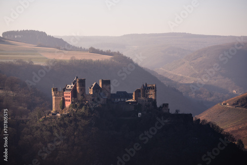 Blick über Burg Schönburg nach Engehöll im Mittelhreintal, Januar 2024