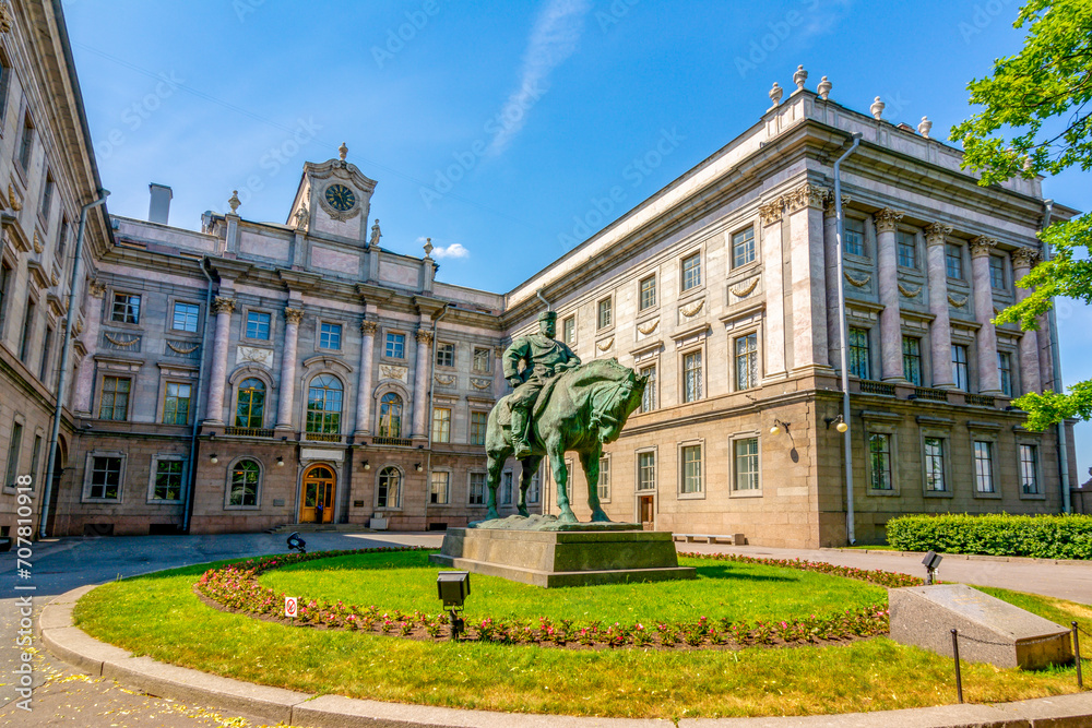 Φωτογραφία Monument to Alexander III in front of Marble Palace, Saint Petersburg, Russia