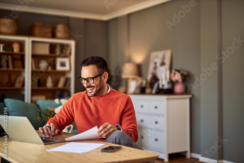 Foto A happy adult freelance man on a video call talking with a client on a laptop