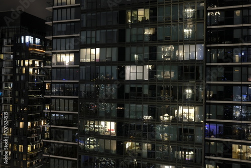 Détail d'un immeuble avec des logements durant la nuit photo