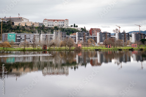 Vista parcial da cidade de Coimbra a partir das margens do Rio Mondego