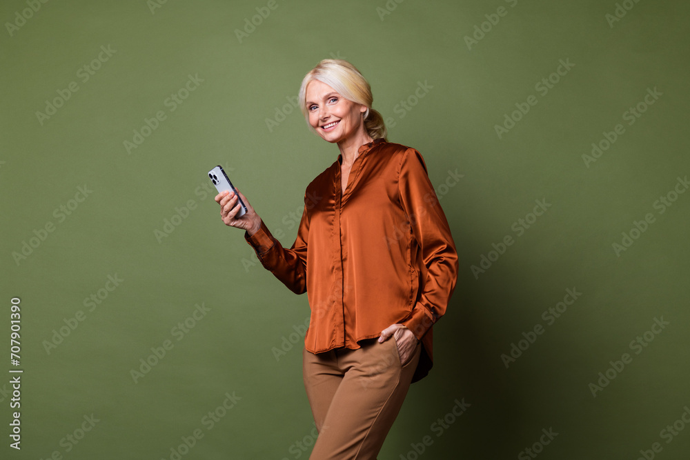 Φωτογραφία Photo portrait of lovely senior lady hold telephone ecommerce wear trendy brown