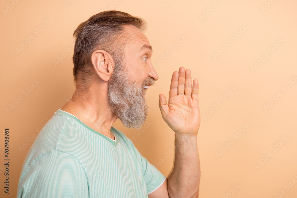 Obraz premium Profile side photo of old man wear trendy clothes looking empty space proclaim special news isolated on beige color background