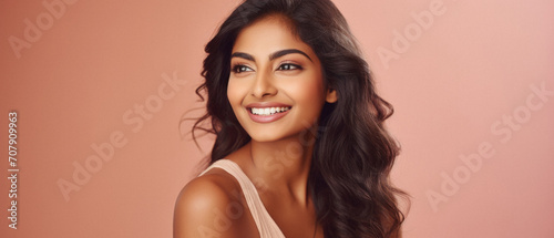 Foto Beautiful smiling young indian woman, isolated on pink