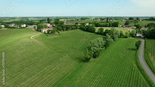 Plan Drone Village Sud Ouest de la France au milieu des vignes photo