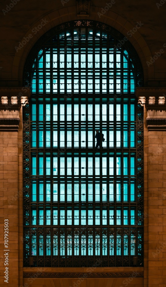 Αυτοκόλλητο New York silhouette of a traveller against large window  of Grand Central Statio