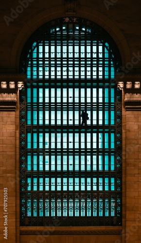 Schilderij op canvas New York silhouette of a traveller against large window  of Grand Central Statio
