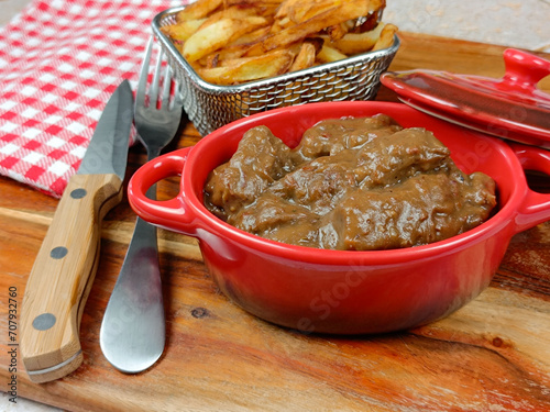 plat de carbonade flamande et frites	 photo