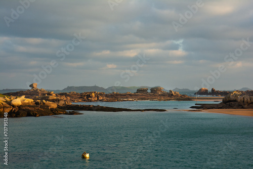 Beau paysage de la baie de Coz-Pors à Trégastel en Bretagne - France photo