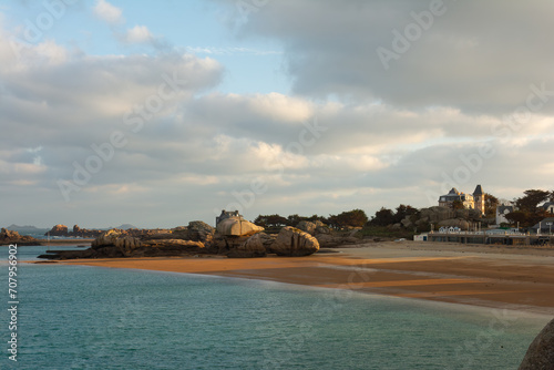 Beau paysage de la baie de Coz-Pors à Trégastel en Bretagne - France © aquaphoto