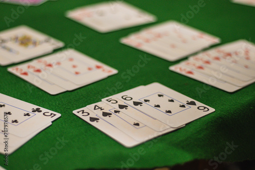 Cartas de baralho em sequência em um pano verde