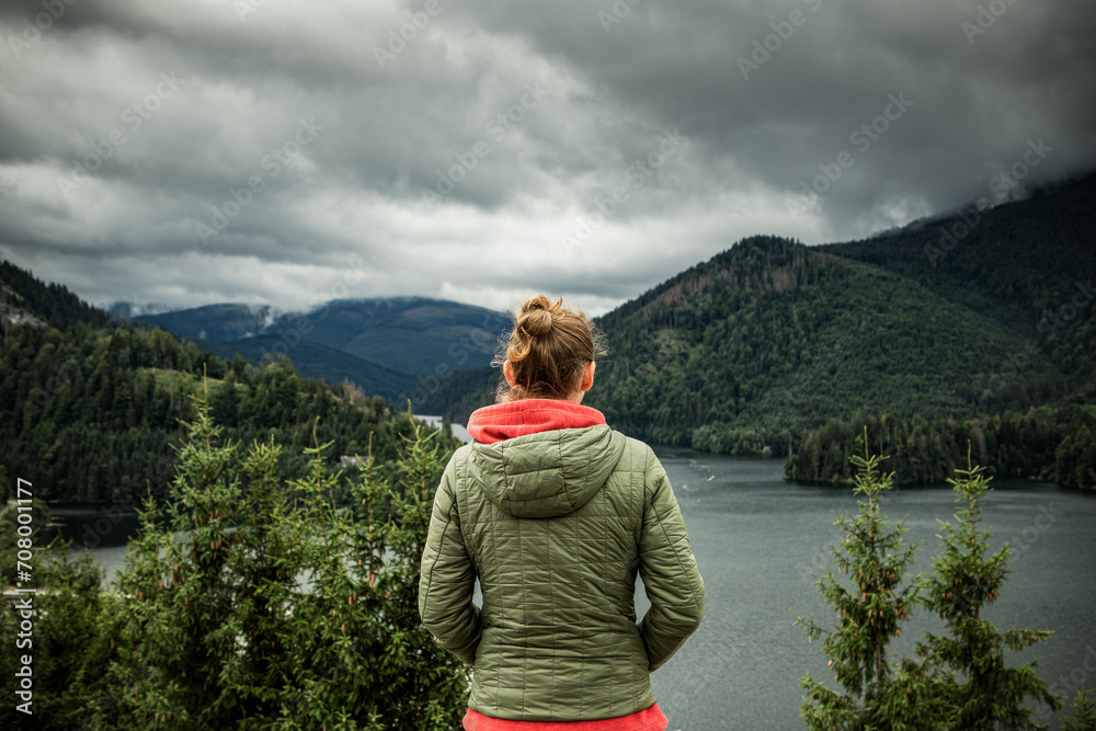 Naklejka premium beautiful lake surrounded by green fir trees
