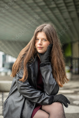 selbstbewusste junge Frau mit schwarzem Mantel © luna