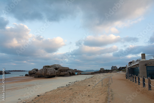 Beau paysage de la baie de Coz-Pors à Trégastel en Bretagne - France photo