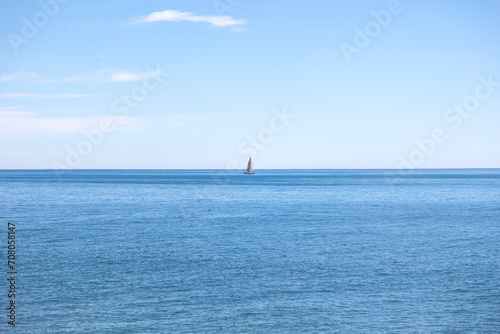 mar mediterráneo con el horizonte y cielo con un velero cortando el horizonte imagen minimalista de un día soleado en el mar photo