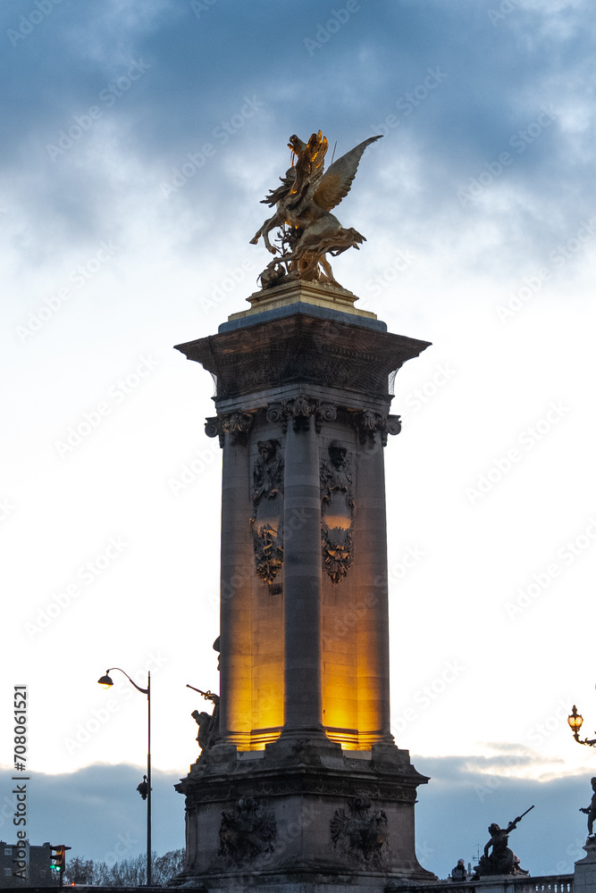 Obraz premium Golden Statue Pont Alexandre Bridge