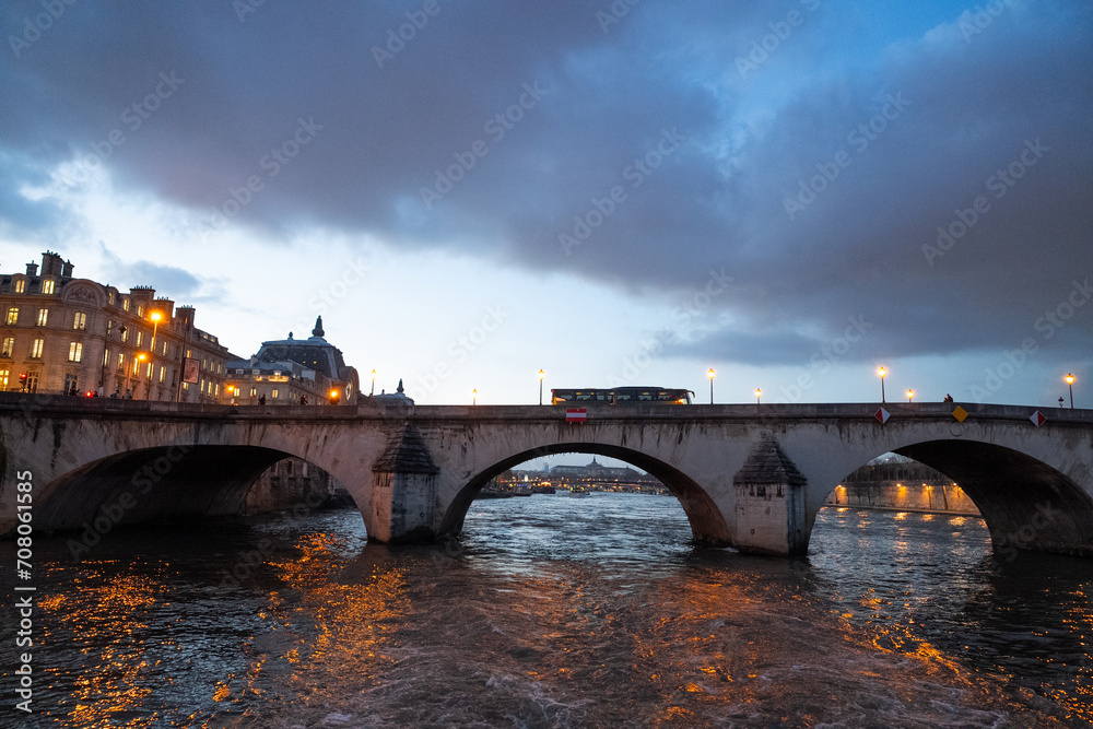 Obraz premium Golden Statue Pont Alexandre Bridge