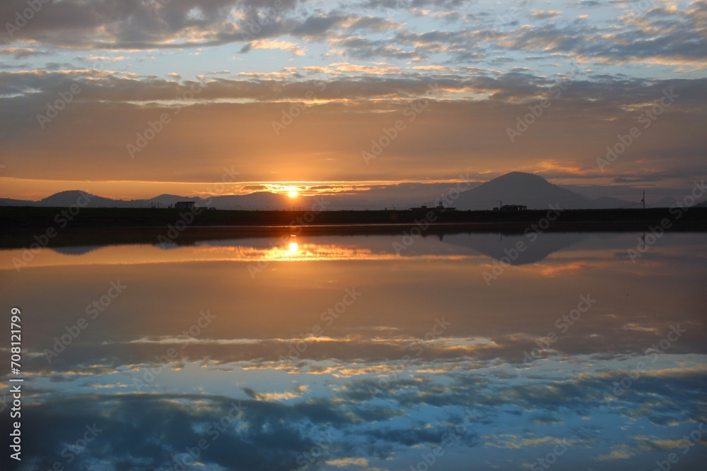 fotografía de reflejo, fotografía de lago y montañas, amanecer, reflejo de nubes y el amanecer