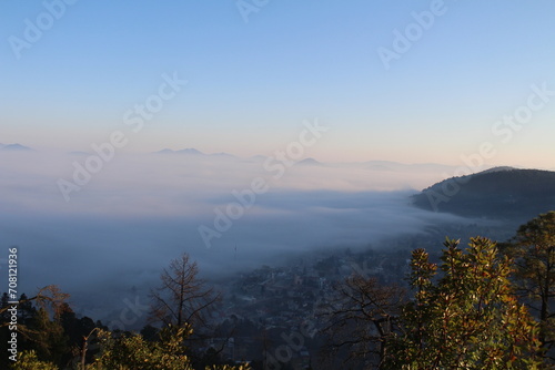 hermoso amanecer entre nieblas, naturaleza, árboles , día bonito.,entre las nubes
