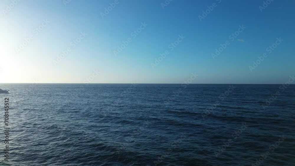 imagenes aéreas del mar azul en la mañana