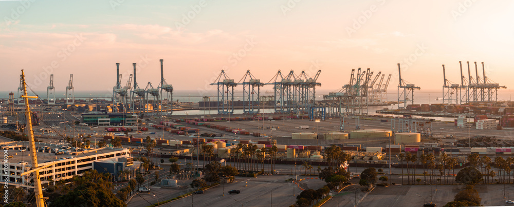Obraz premium Thousands of shipping containers in the port of Long Beach near Los Angeles California. The Port of Long Beach in southern California during sunset.