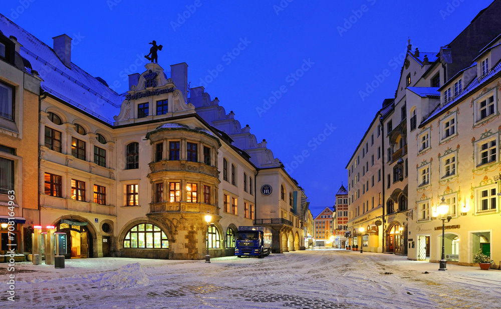 Fototapeta premium Tavern Hofbräuhaus in early morning, in winter with snow, Munich, Bavaria, Germany