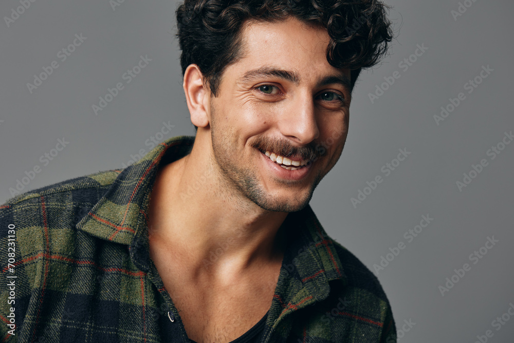 Obraz premium Smile man face hipster handsome fashion copyspace portrait