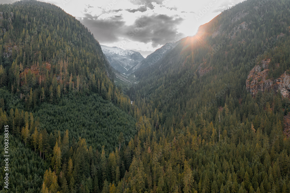 Fototapeta premium Sunset between mountains