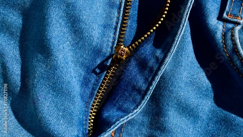 Close-up of a jeans zipper, revealing refined details and the quality of craftsmanship. Detalhe do zíper de calça jeans, capturando a essência da moda casual e urbana. photo