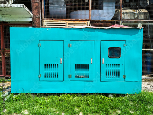 Foto A weatherproof enclosed commercial backup generator for a business establishment