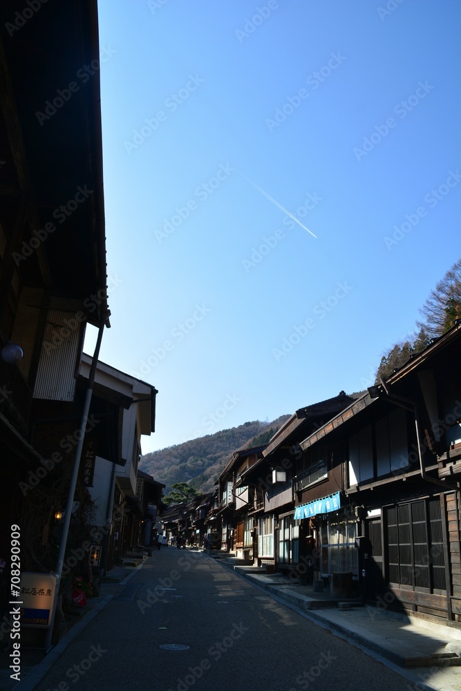 冬の奈良井宿と飛行機雲