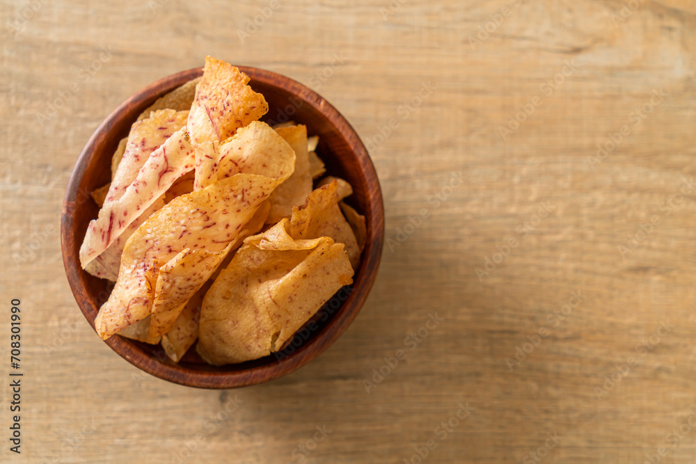 Naklejka premium Taro Chips - fried or baked sliced taro