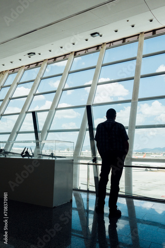 Voyageur à l'aéroport de Palma. Passager attendant son avion au terminal d'un aéroport. Silhouette d'un homme regardant le tarmac avant l'embarquement. Voyager en avion. Regarder le traffic aérien. photo