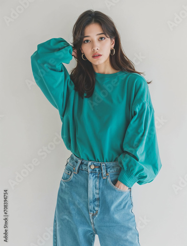 Wallpaper Mural エメラルドグリーンの服を着ている綺麗な女性 Torontodigital.ca