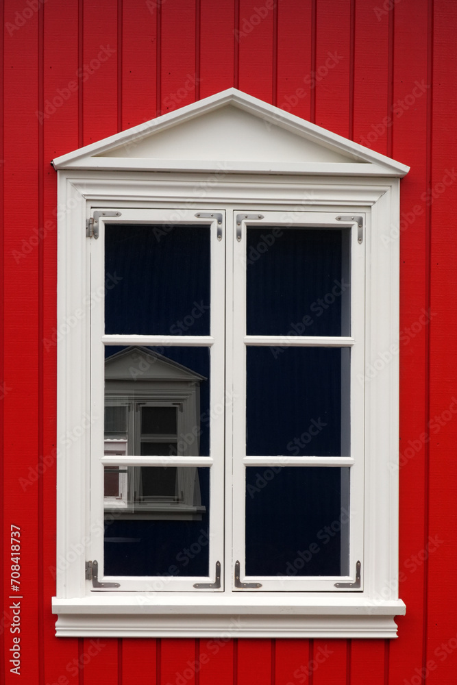 Fototapeta premium Weisses Fenster in einer roten Wellblechwand