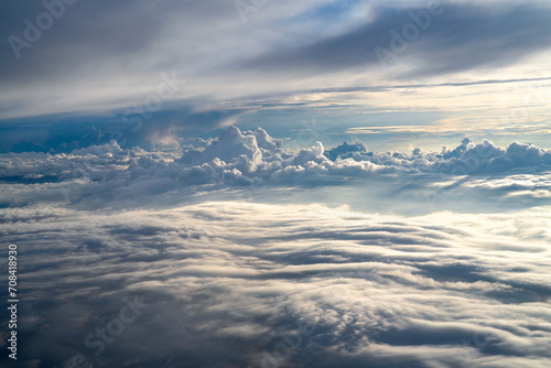 Zwischen den tiefliegenden Wolken und den hohen Zirren zeigen sich Wolkengebilde und ein spannender Horizont