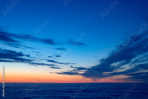 Wolkenformation am fr  hen Morgen   ber den unteren Wolken mit aufgehender Sonne 