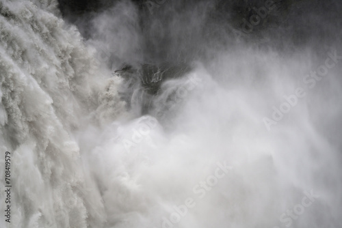 Die Kraft des Wassers am Wasserfall der in die Tiefe stürzt photo