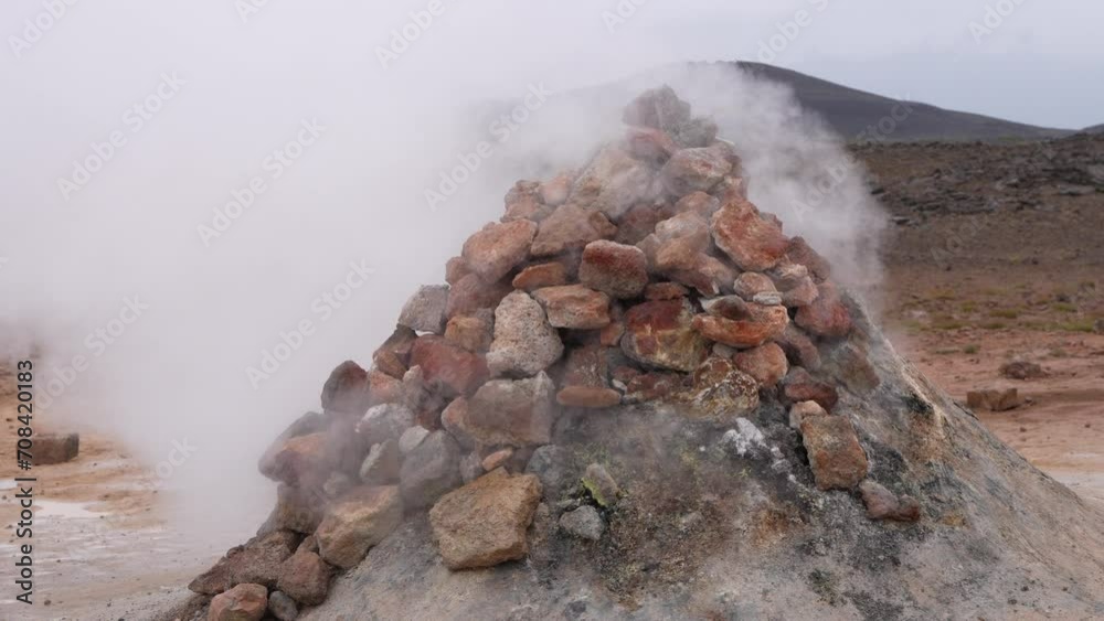 Schwefeldampf läuft aus einer heissen Quelle in Norden von Island