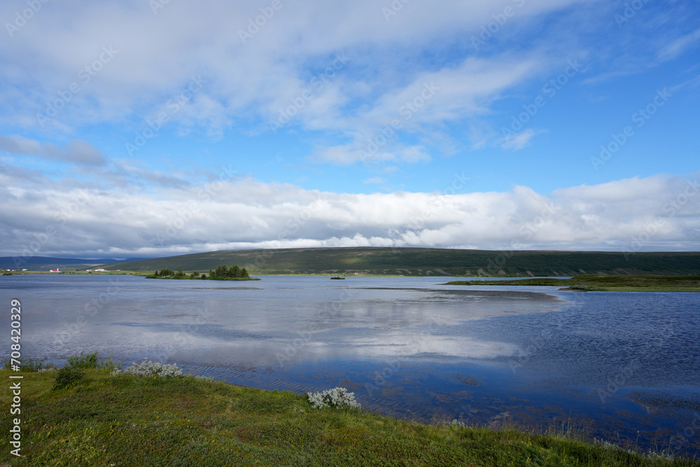 Malerische Landschaft in Island mit Himmel und dem Fluss 