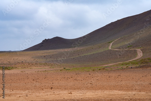 Pfad am Hang eines vulkanischen Bergs in Island