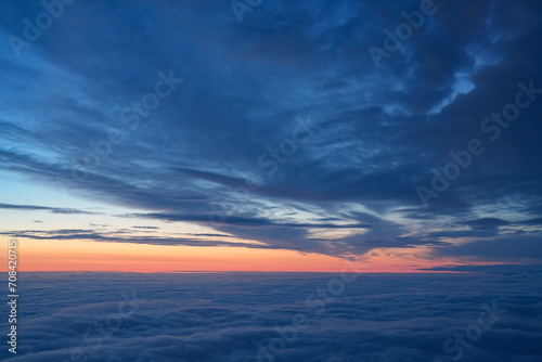 Wolkenformation am frühen Morgen über den unteren Wolken mit aufgehender Sonne 