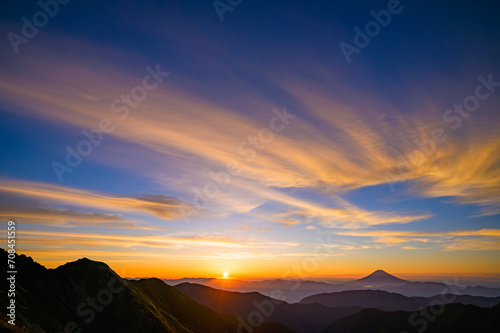 北岳から望む富士山と日の出