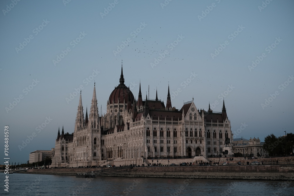 Obraz premium Budapest, Fisherman's Bastion, Hungarian Parliament Building, night view, wallpaper, computer wallpaper, pretty, scenery, Europe scenery, peace, girl, emotion, travel, tour, boat, relax