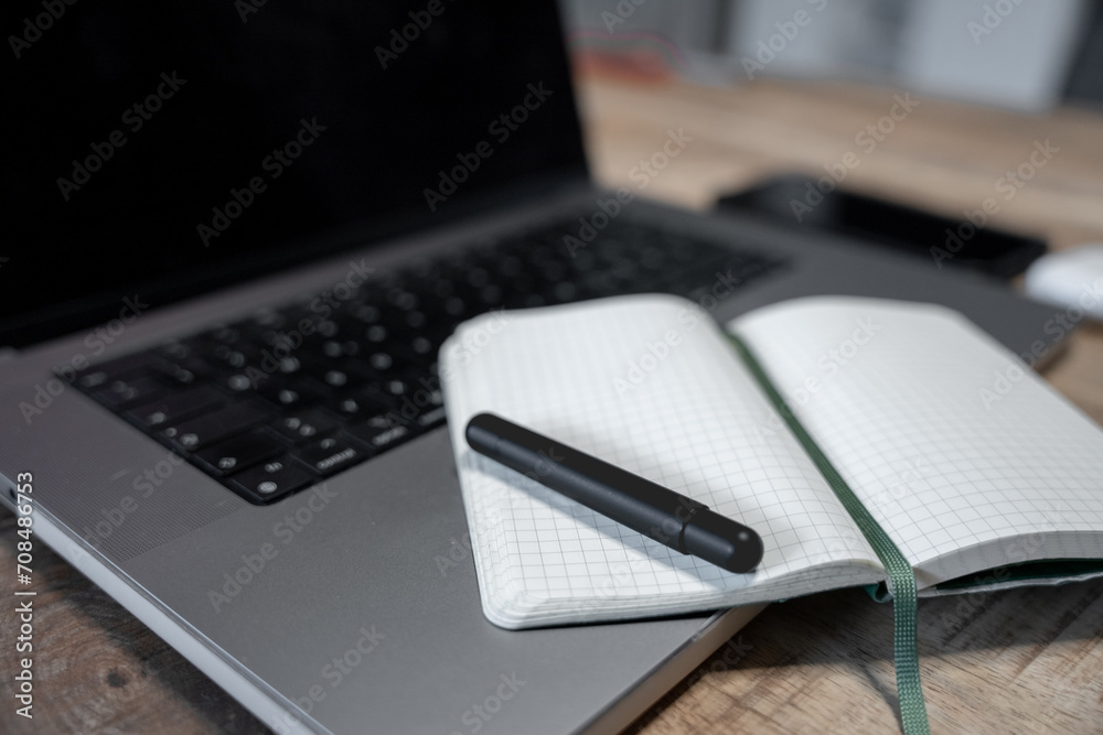 Schreibtisch mit Computer und Notizheft Schreibtisch mit Computer und Notizheft