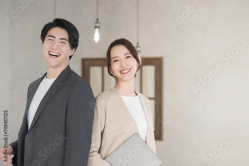 笑顔の表情のビジネスマンの男女 成功のビジネスイメージ