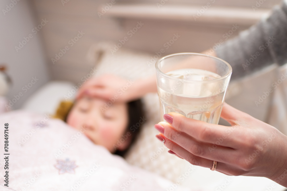 子供を看病する母親の手 子供を看病する母親の手